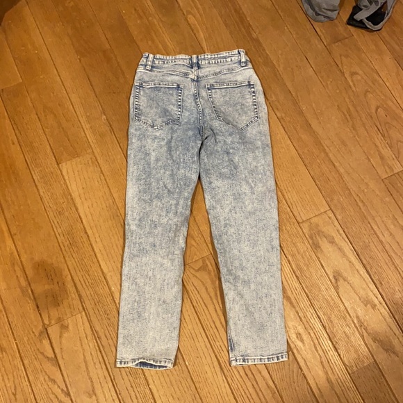 High Rise Mom Jean ripped size 2 - Picture 3 of 3